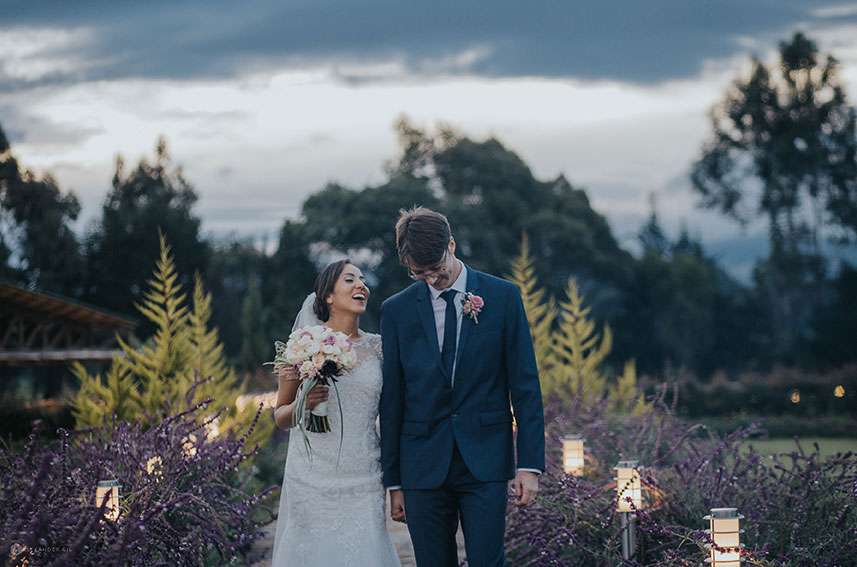 Ceremonia de boda en un jardín rodeado de montañas en Villa de Leyva
