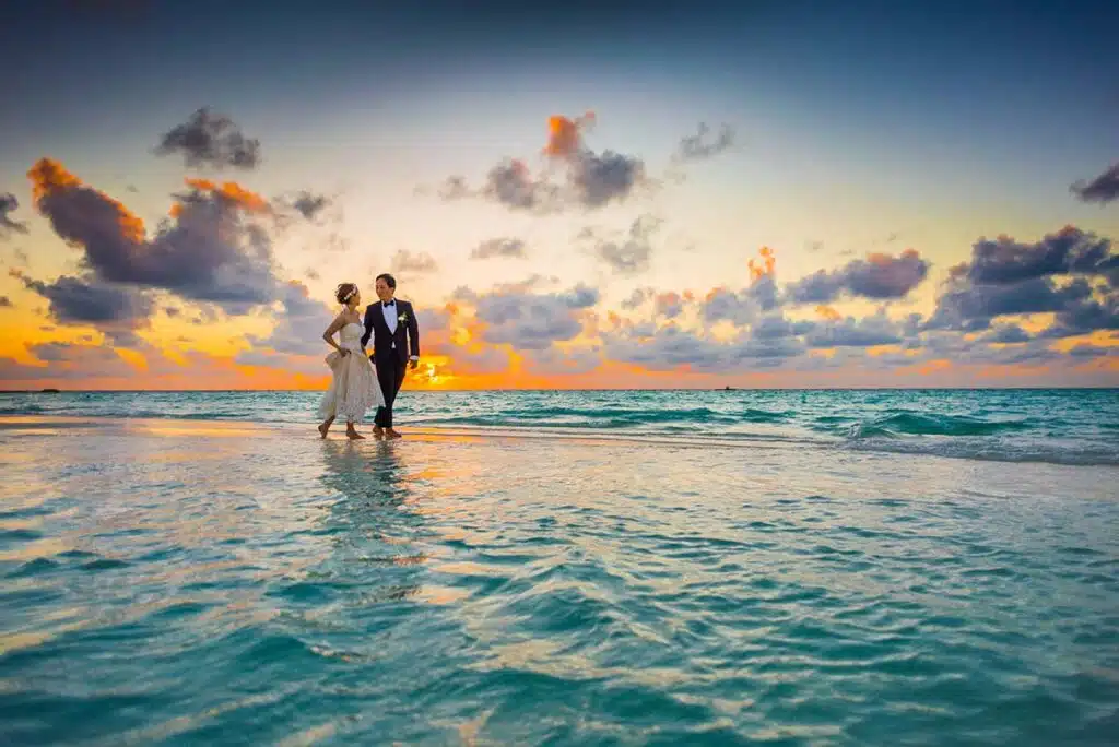 Novios casandose en la playa de san andres colombia
