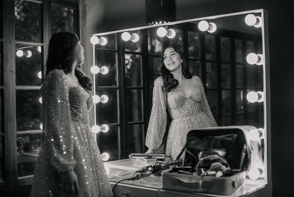 Preparativos de quinceañera en camerino antes de su fiesta de 15 años en Bogotá