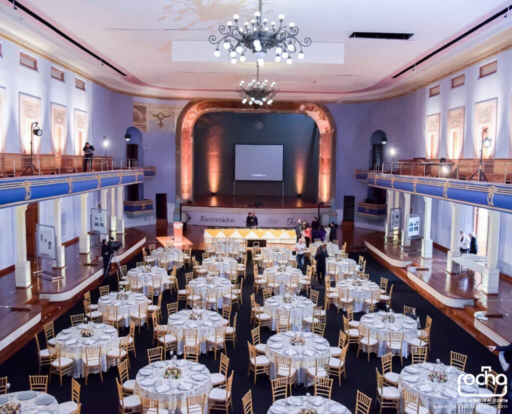 Montaje elegante en un salón tipo teatro para eventos empresariales en Bogotá.
