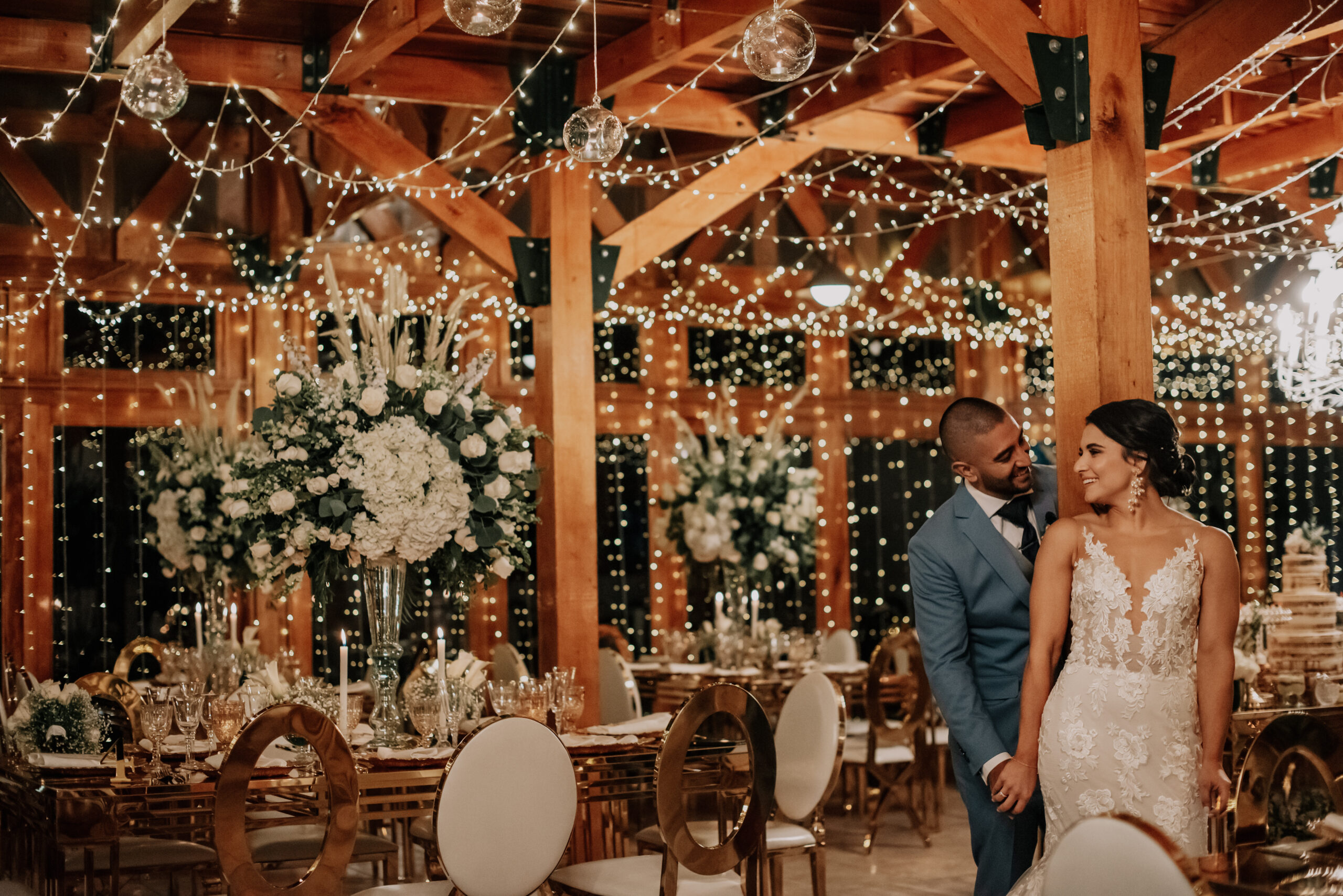 Novios felicies con su decoración para bodas campestres en bogotá