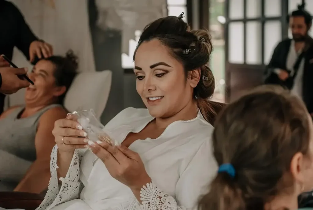 Diseño de uñas con manicura francesa moderna y un toque de brillo para una novia.
