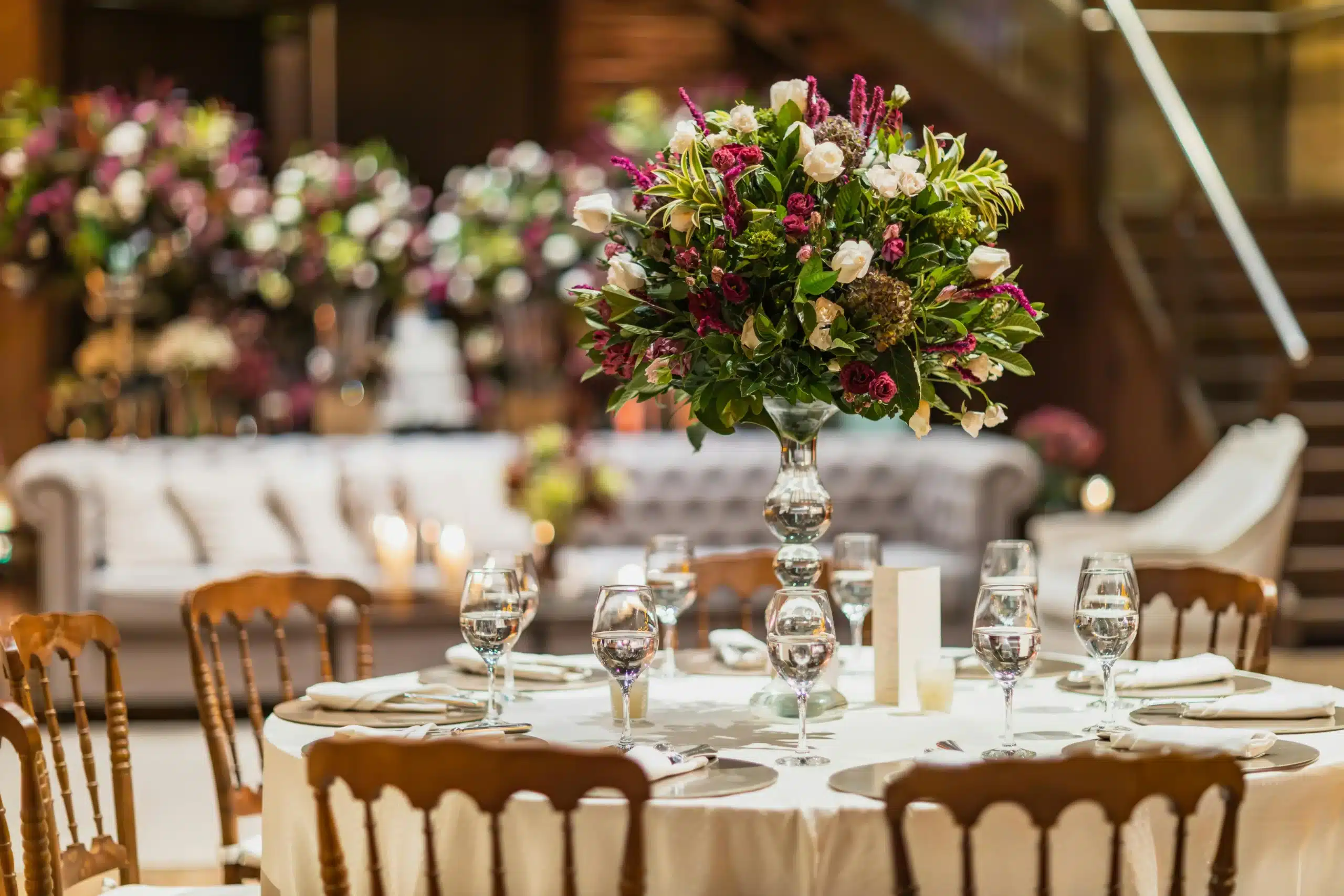 Comparativa de centros de mesa para boda: uno alto y elegante, y otro bajo e íntimo