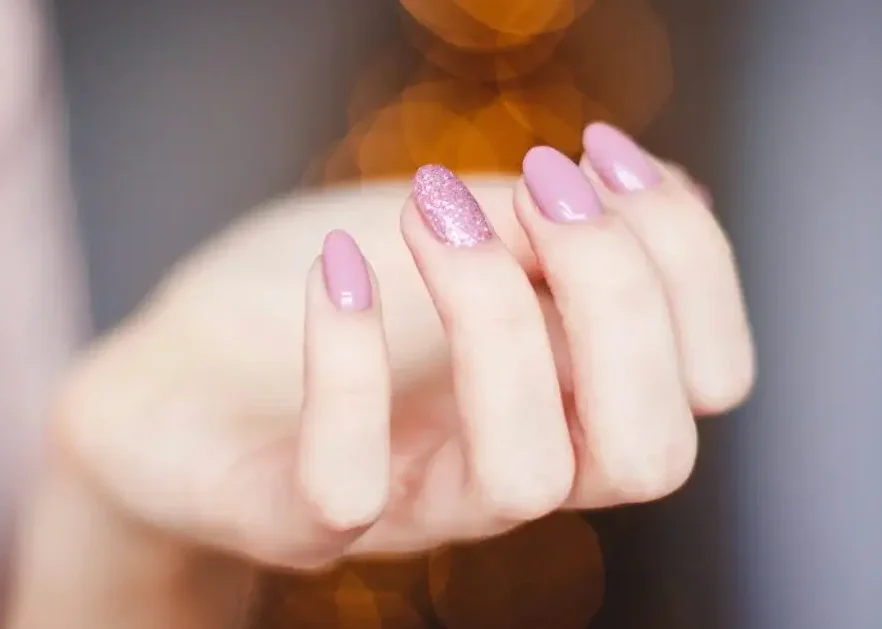 Uñas brillantes para bodas