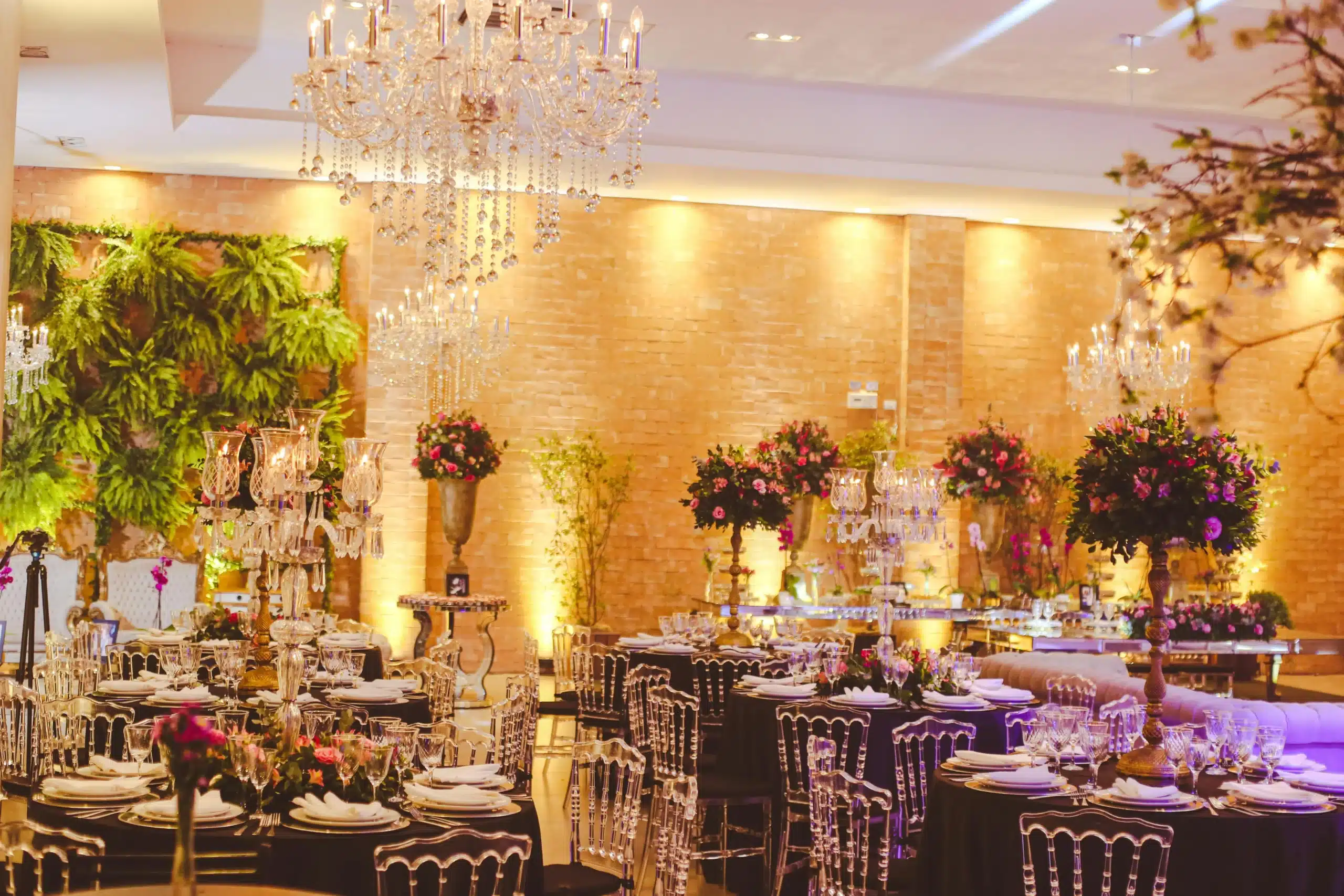 alón de matrimonio con decoración clásica y romántica, destacando rosas y candelabros