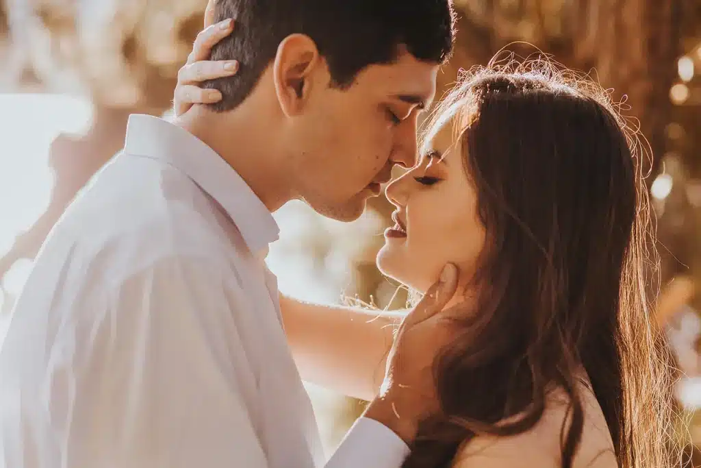 Pareja de esposos celebrando su aniversario de boda de lana