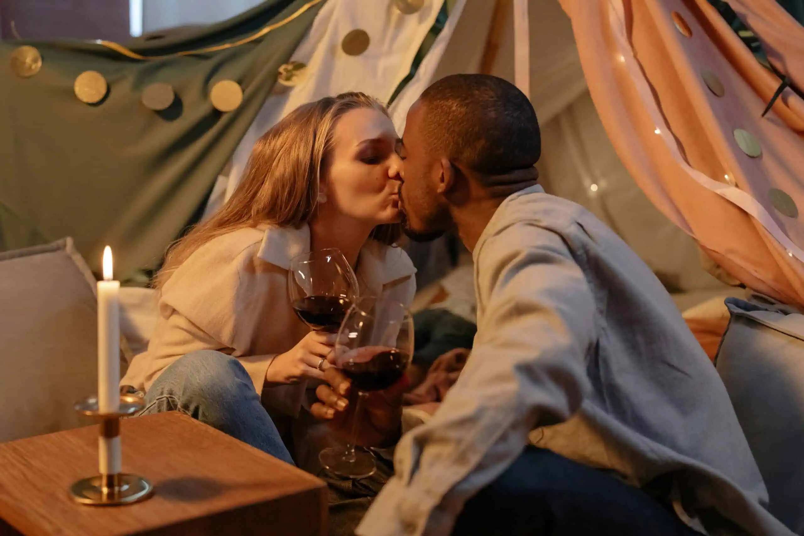 Pareja de esposos festejando su aniversario de bodas 