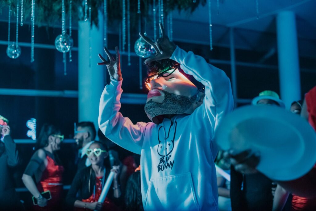 DJ en vivo animando la fiesta de 15 años en salón de eventos en Bogotá