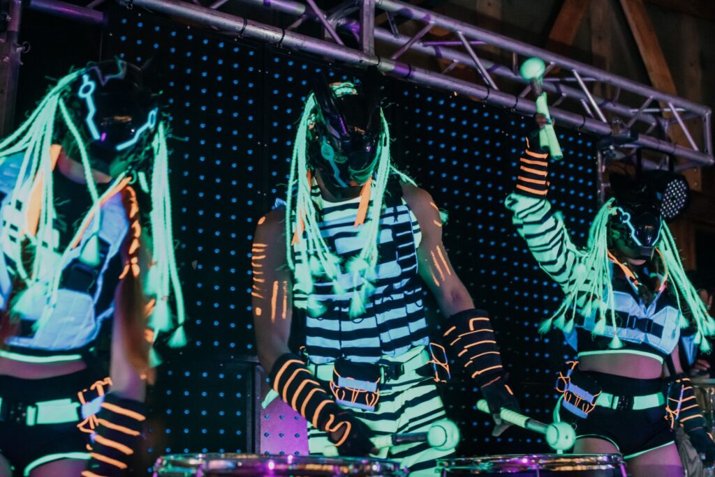 Fiesta de 15 años con pista de baile y luces de neón en Bogotá