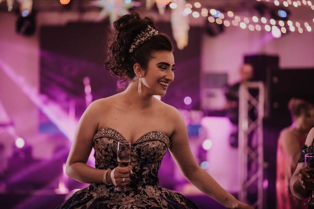 Fiesta de 15 años elegante en Bogotá con vestido dorado y decoración glamorosa