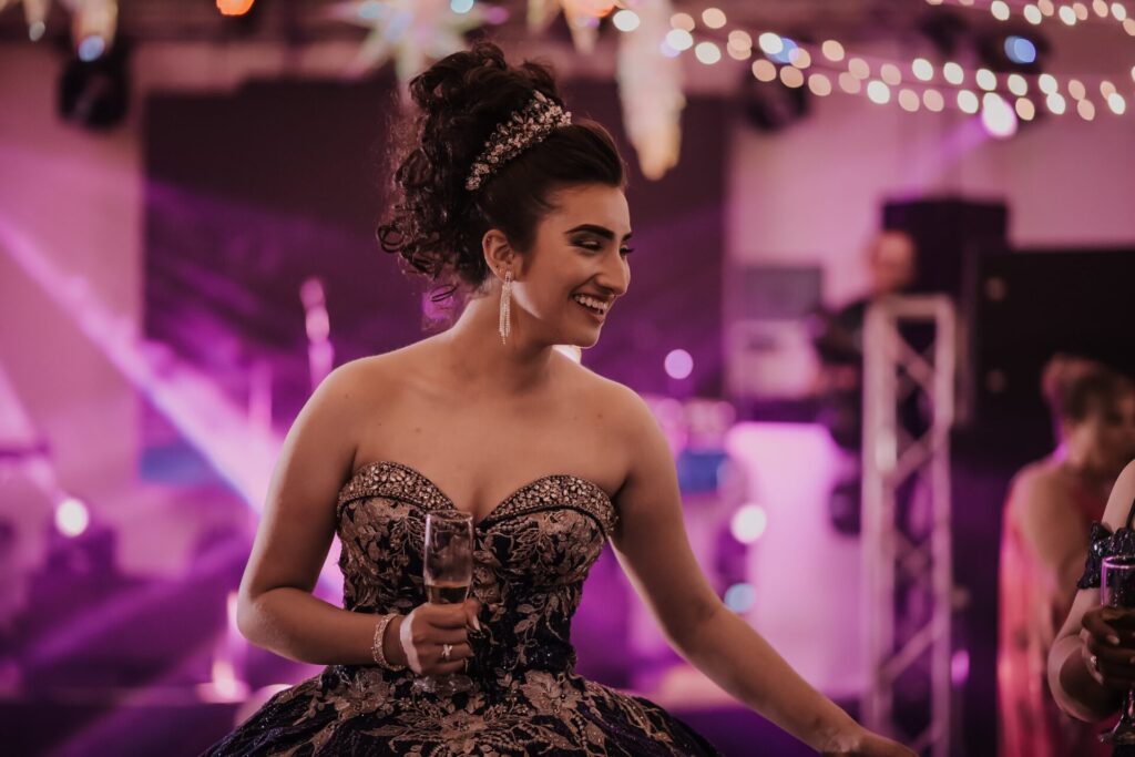 Fiesta de 15 años elegante en Bogotá con vestido dorado y decoración glamorosa