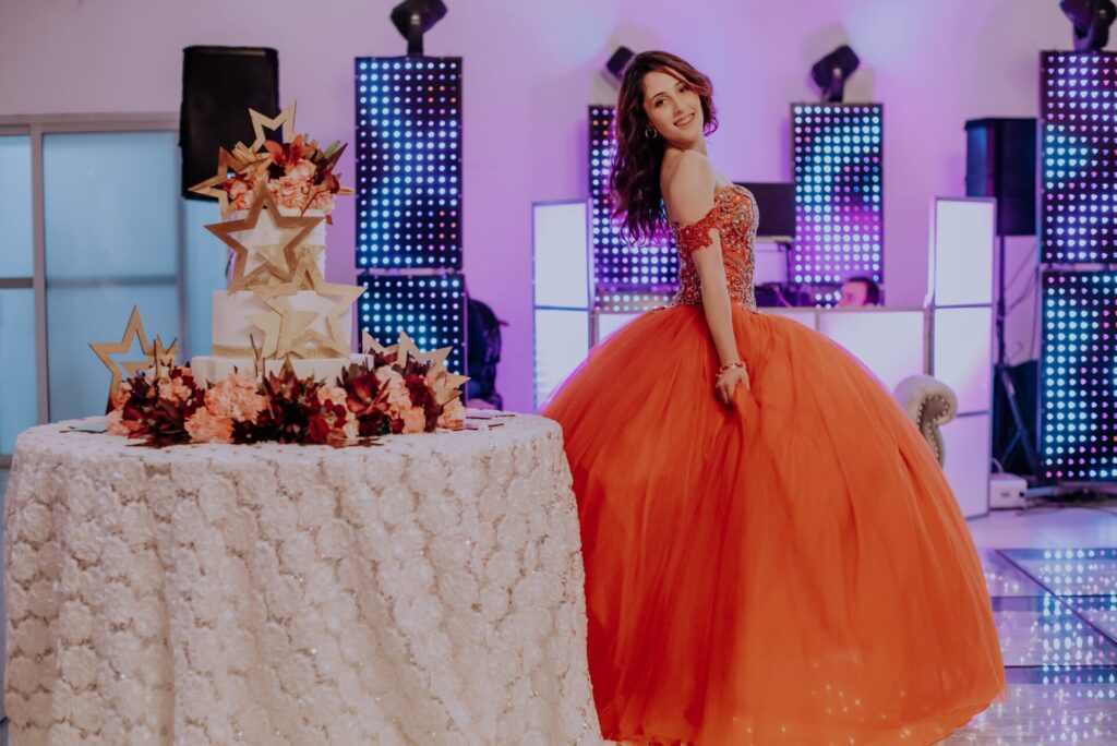 Celebración de quince años en Bogotá con pastel temático y vestido color rojo