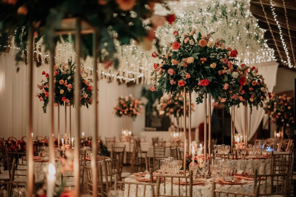 Montaje floral elegante para celebración de 15 años en salón de eventos en Bogotá