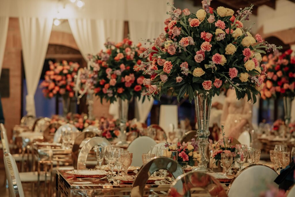 Decoración de lujo con flores rosadas