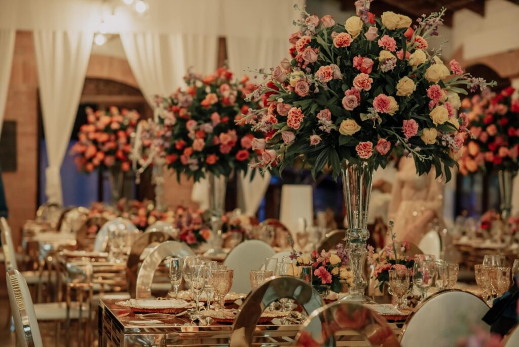 Decoración de lujo con flores rosadas