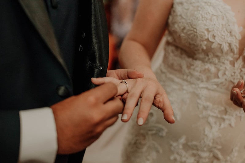 en qué mano se lleva el anillo de casados ​​en Colombia