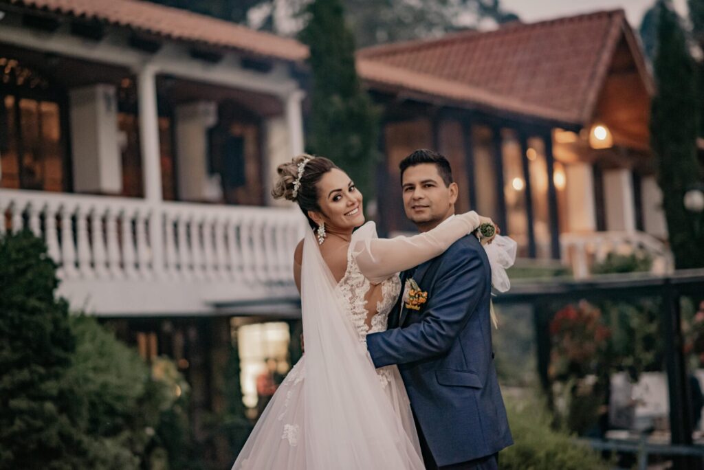 Pareja de esposos en una Hacienda para matrimonios en bogotá