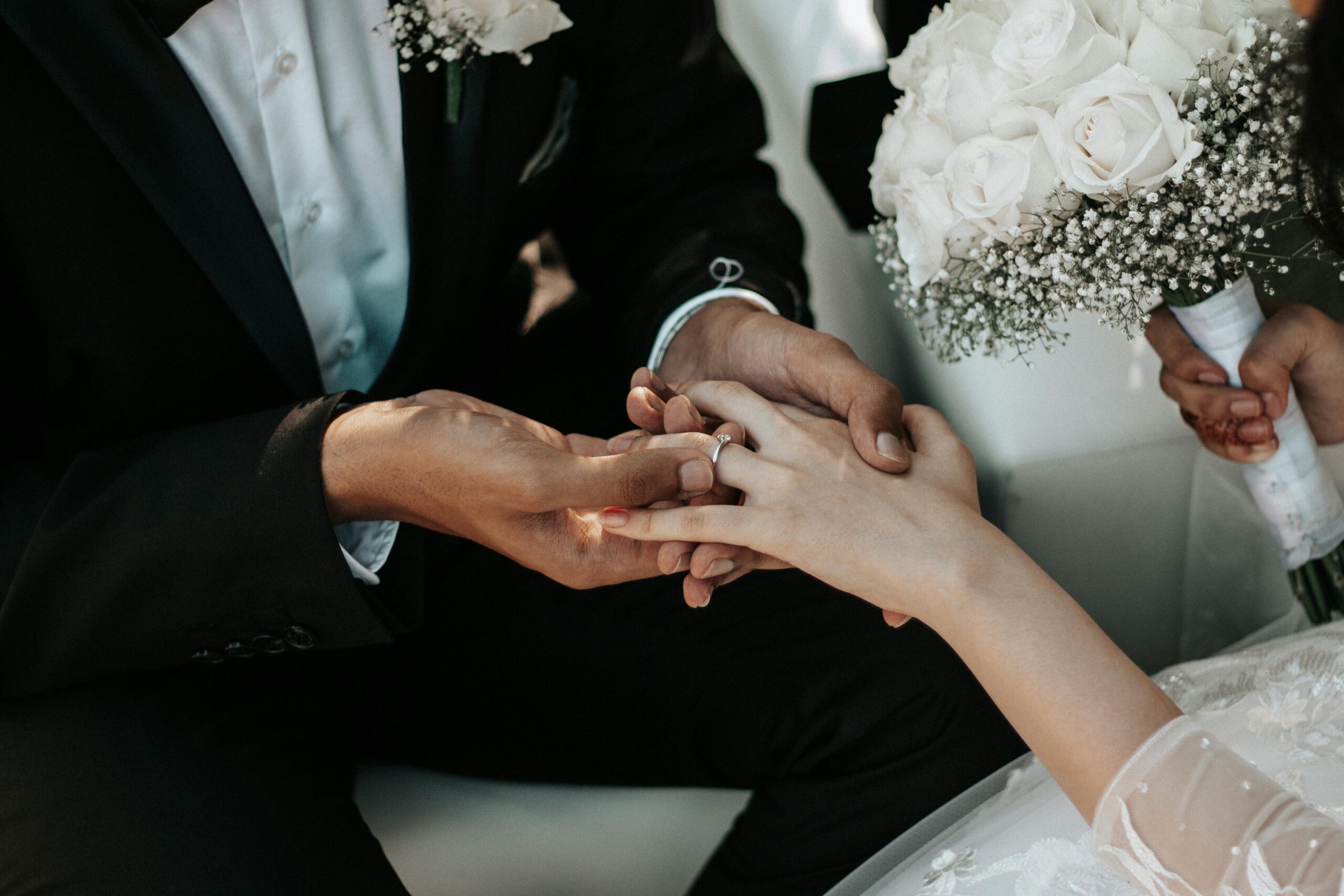  Anillo de matrimonio en el dedo anular de la mano izquierda. 