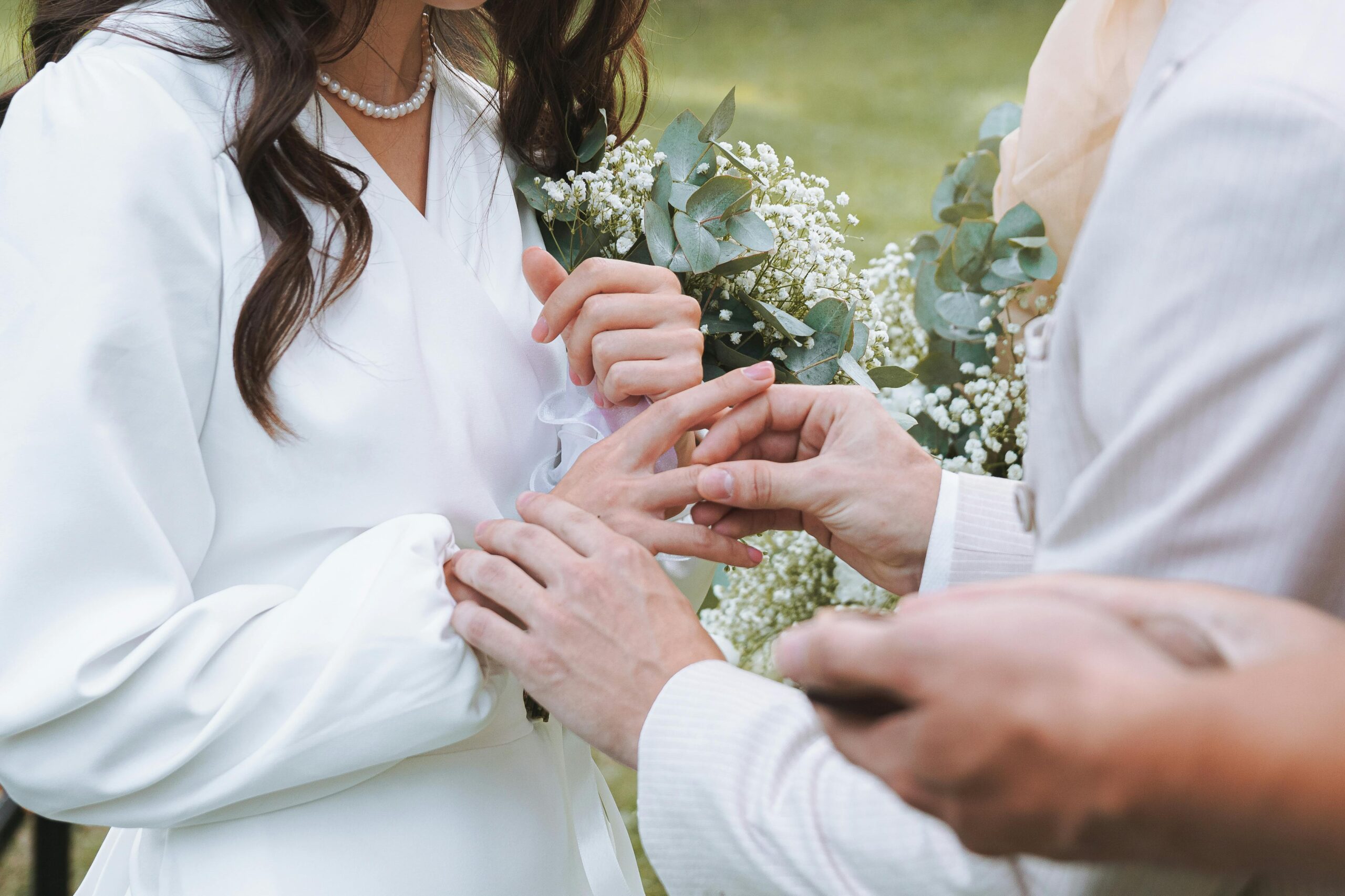 pareja de novios poniendose el anillo en bodas en Villa de Leyva