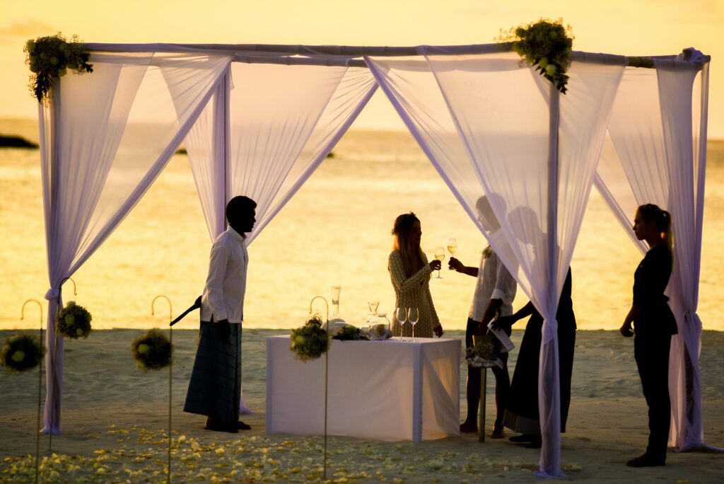 Boda en la playa de Cartagena con vista al mar, arena blanca y decoración tropical al atardecer