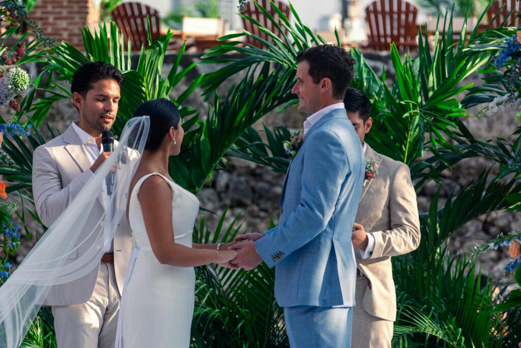 Pareja de novios en el altar en la ceremonia de boda en Cartagena