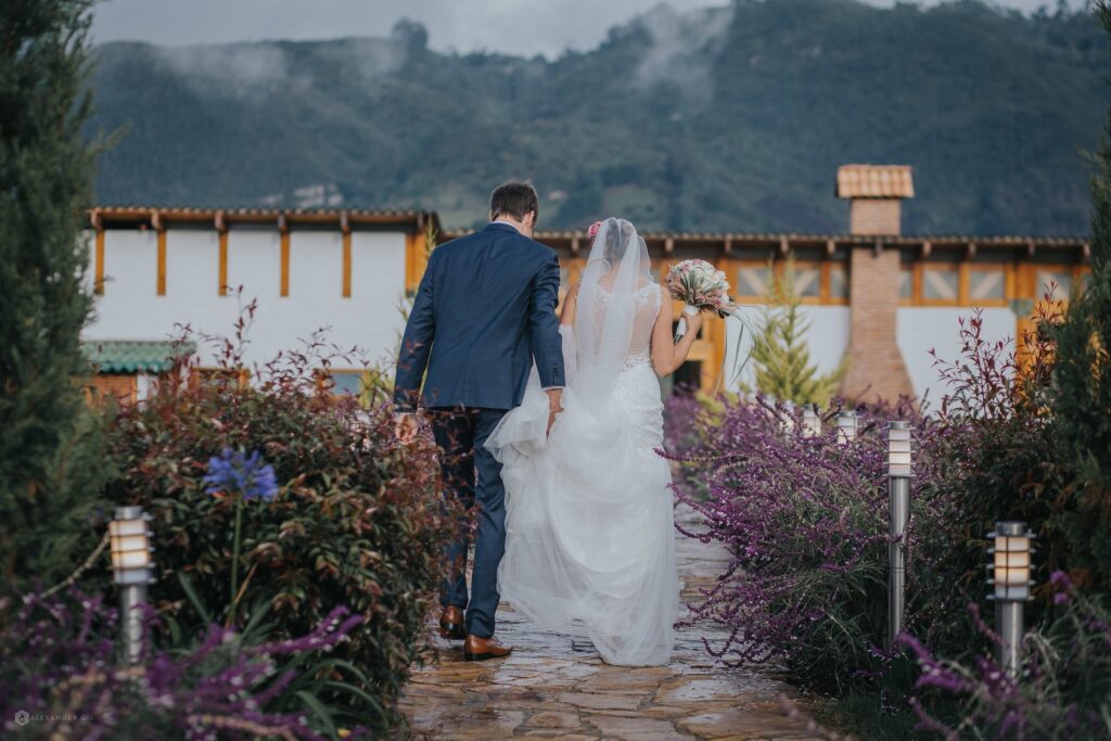Pareja de esposos felicis depues de su boda