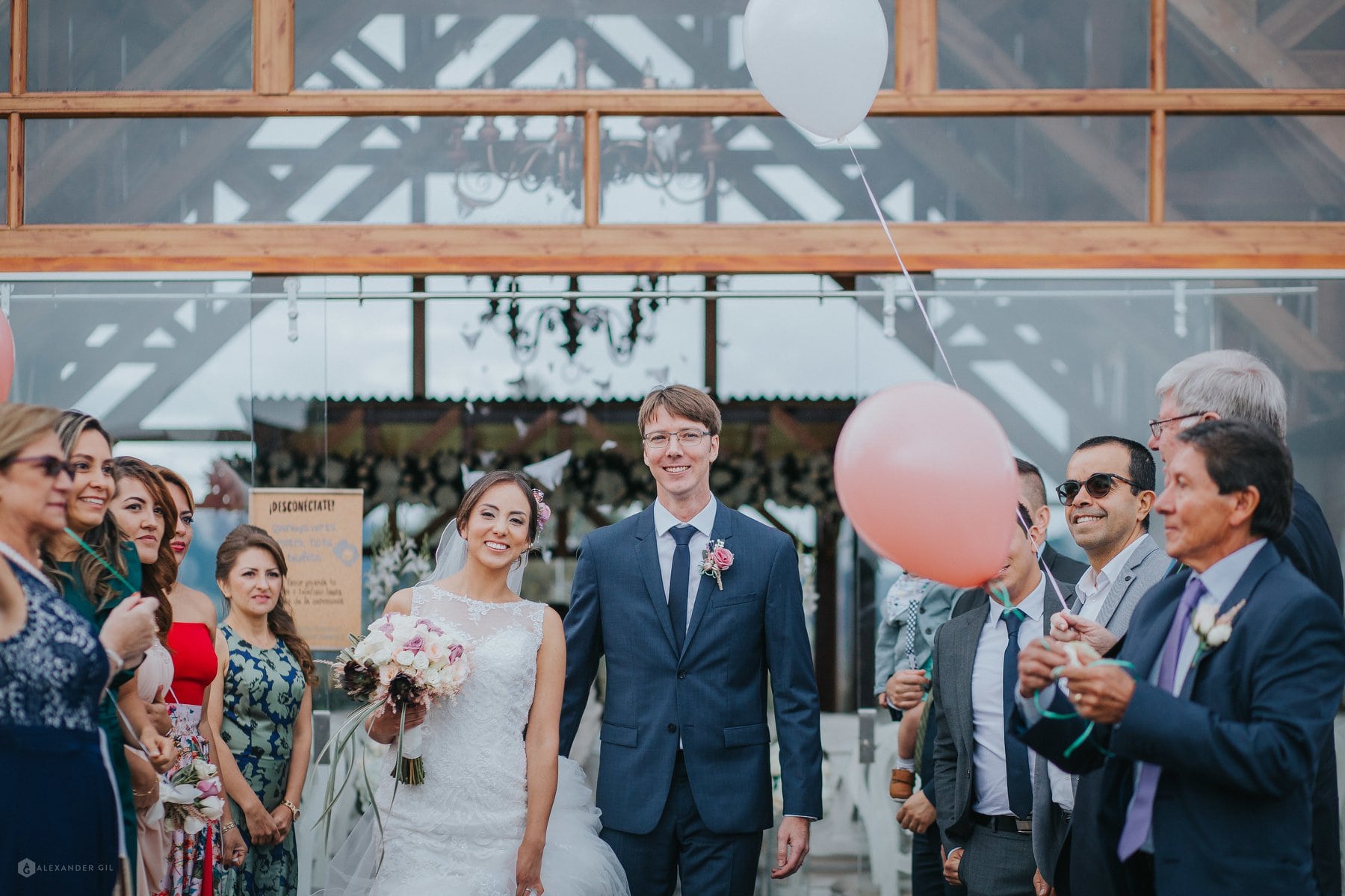 Pareja de recien casados felices por su Bodas en Medellín