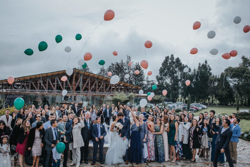 Pareja de invitados y recien casados celbrando su boda 