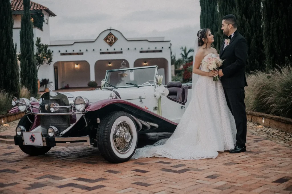 Pareja de recien casado disfrutando se su boda en una hacienda en villa de leyva