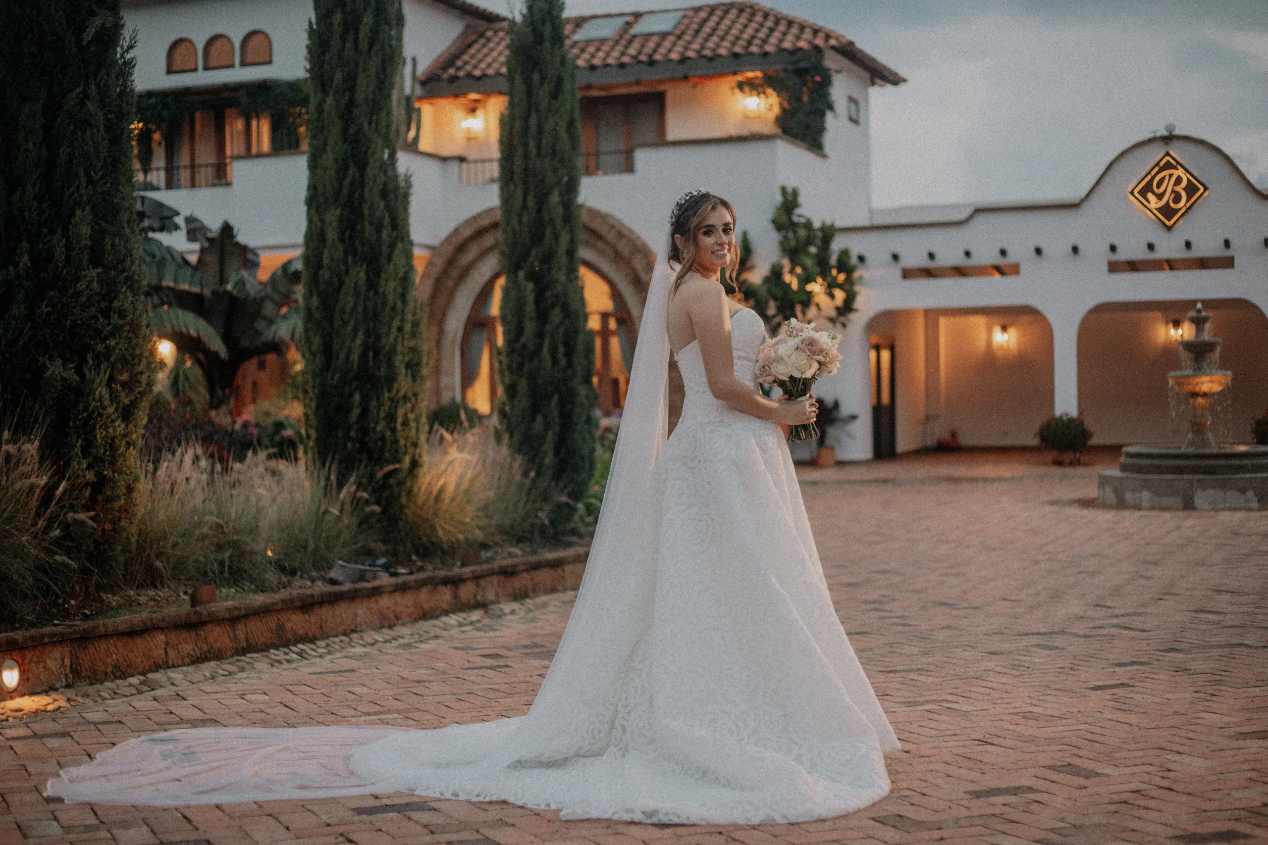 Novia con vestido de boda en hacienda colonial durante bodas en Villa de Leyva