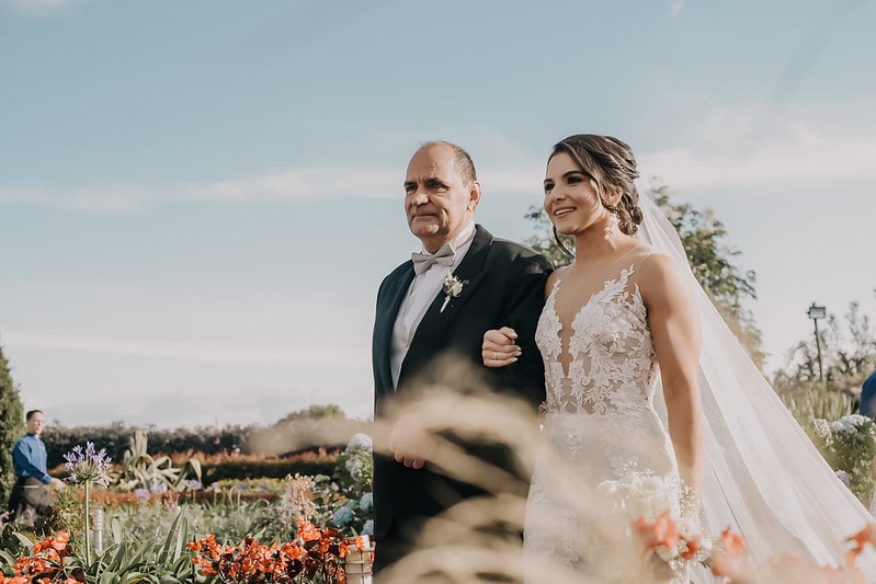 Padre entregando a la novia al altar , tradiciones de bodas Colombianas 