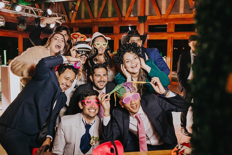 Fiesta divertida con disfrases hora locas Bodas