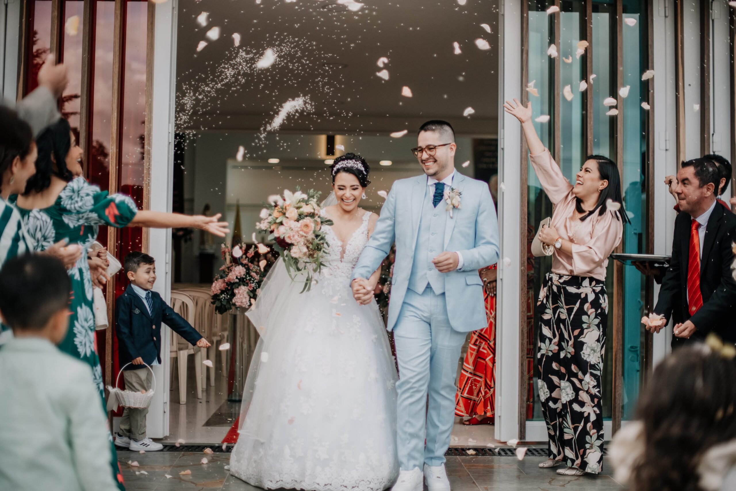 novios saliendo de la iglesia lanzamiento de arroz y pétalos de flores al final de la ceremonia de bodas 