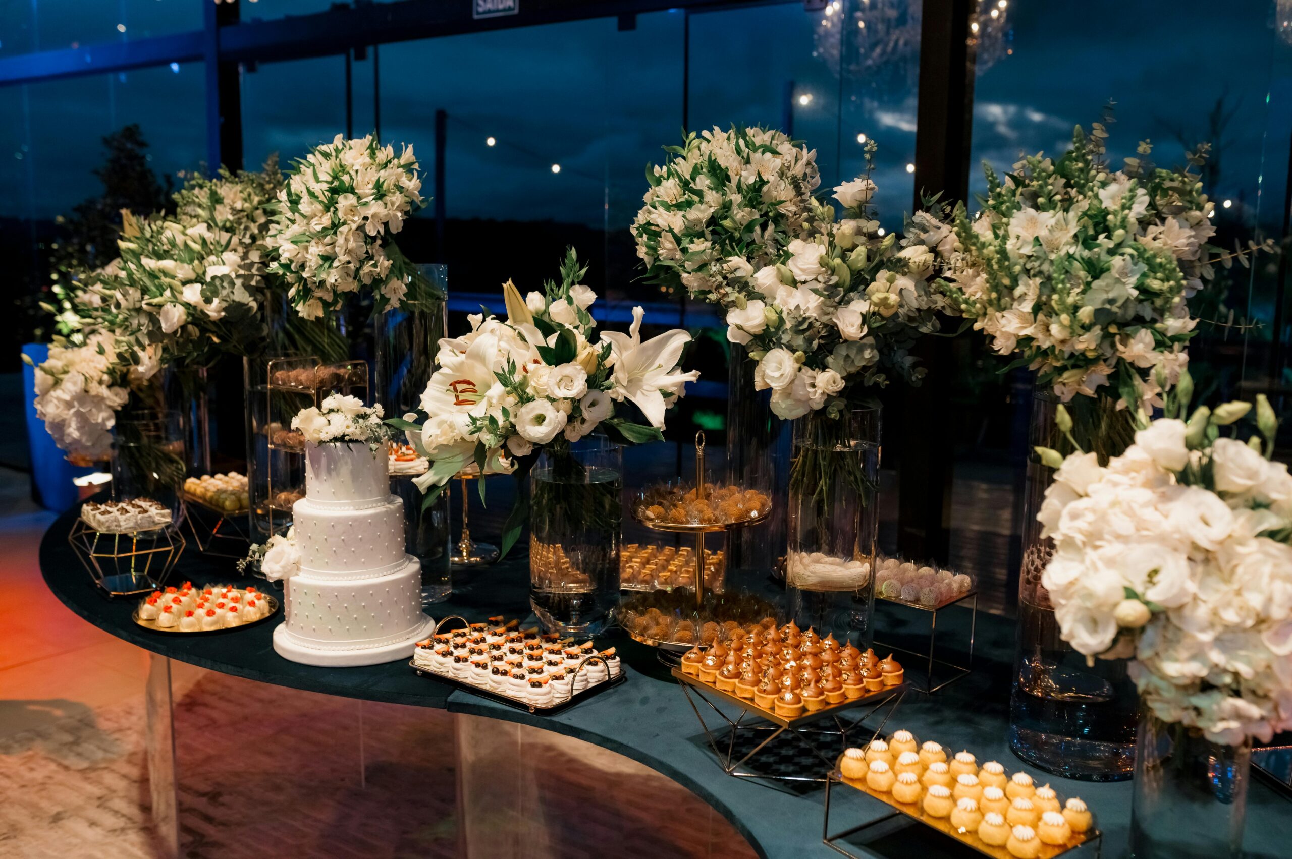 Estación de postres con cupcakes y dulces decorativos en una boda 