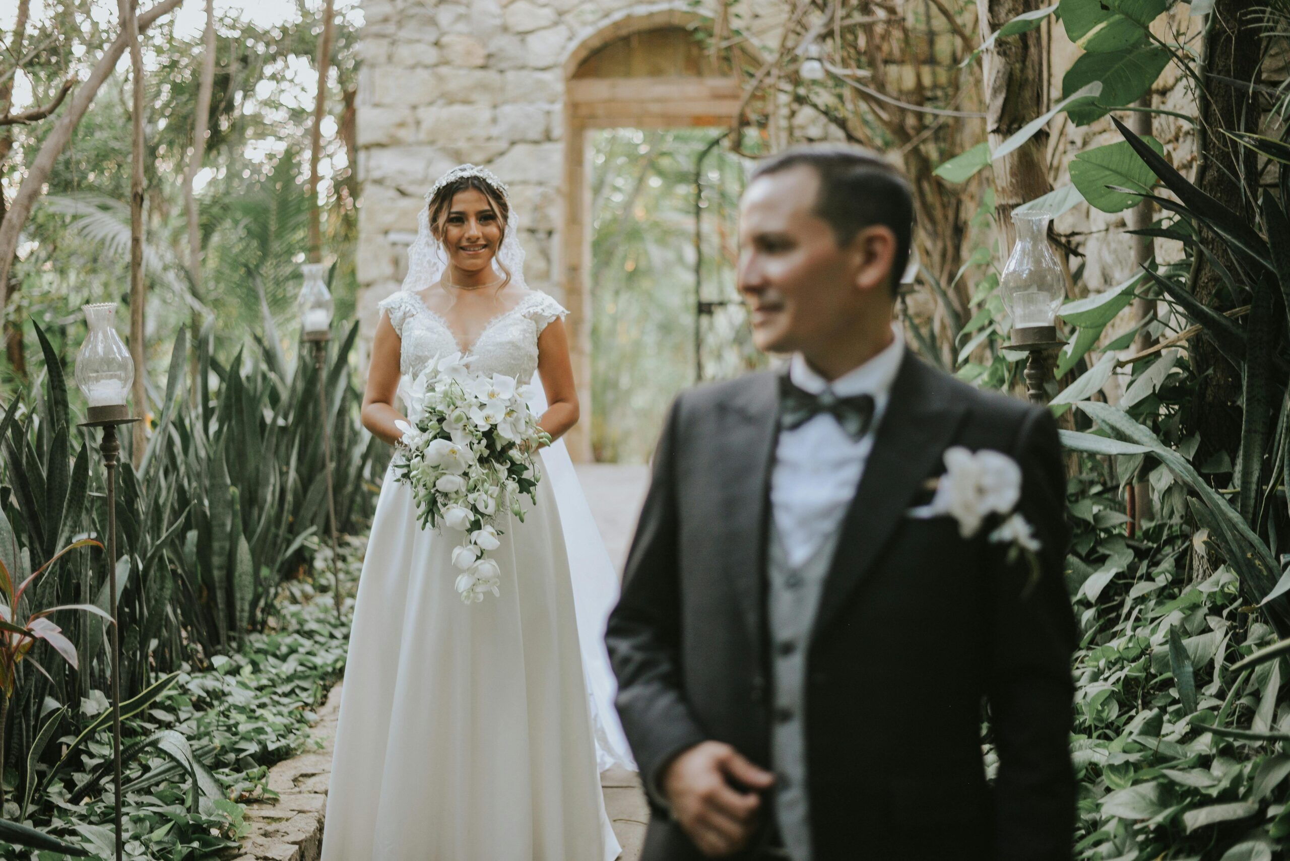 Pareja de novios celbran sua amor en villa de leyva. un lugar ideal para casarte