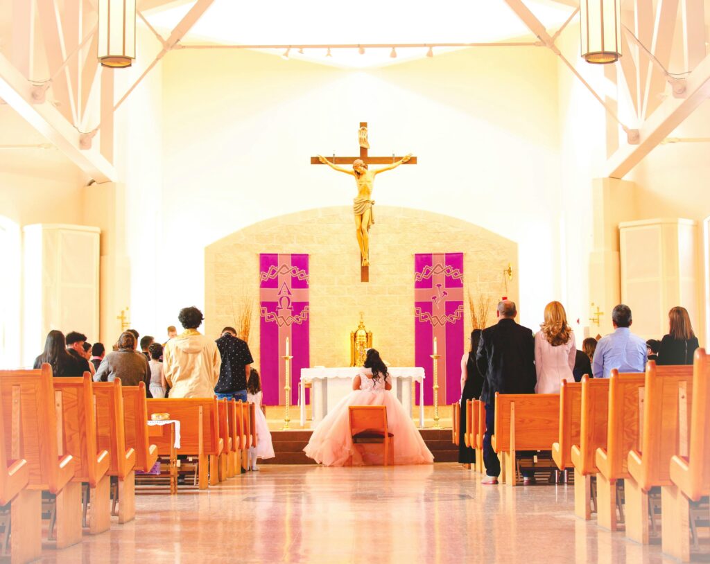 Novios en la iglesia resiviendo al misa de bodas