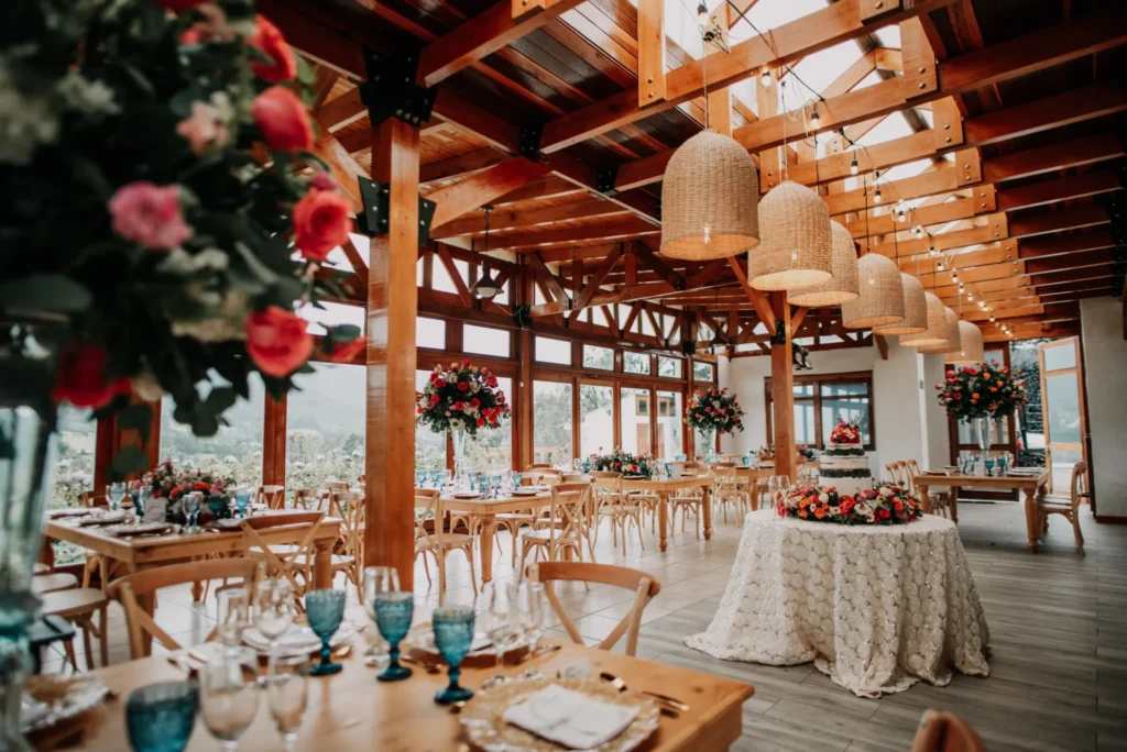 Mesa principal espectacularmente decorada con flores y velas para una boda de lujo.