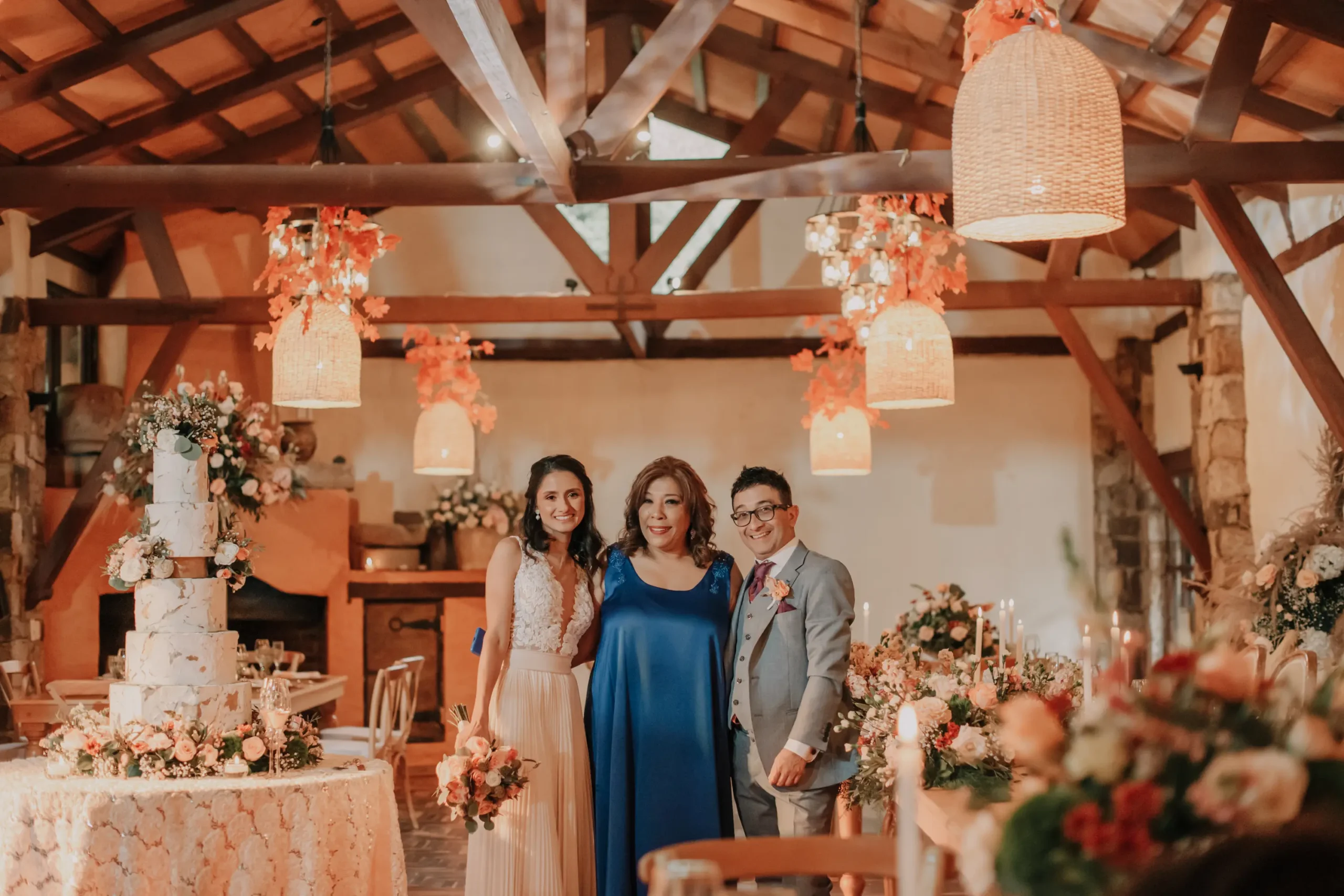 Evento familiar todo incluido en Bogotá: invitados posando con pastel y decoración floral en salón interior