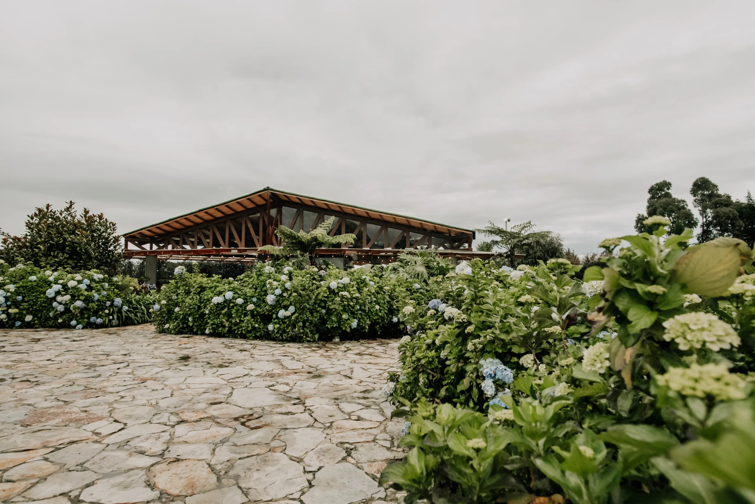 Hacienda campestre para bodas en Bogotá, rodeada de flores, con capilla y espacios naturales espectaculares. 