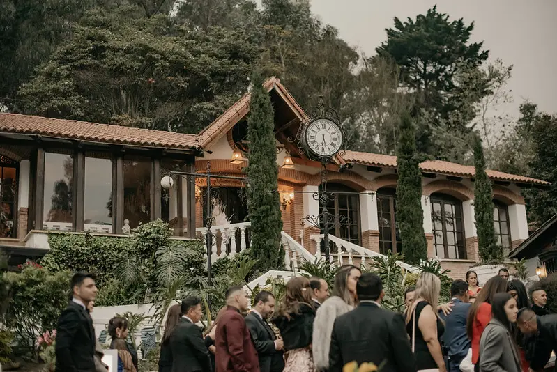 Invitados de boda socializando frente a fachada de hacienda para eventos en Bogotá