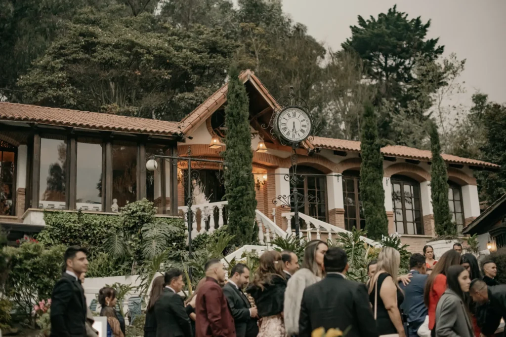 Hacienda para eventos empresariales cerca a Bogotá, con amplias zonas verdes ideales para team building.