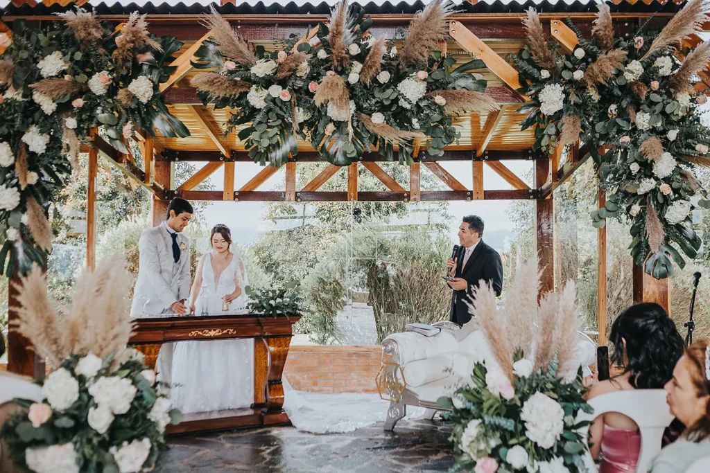 Pareja de novios posando en jardín durante una de las bodas cristianas en Bogotá