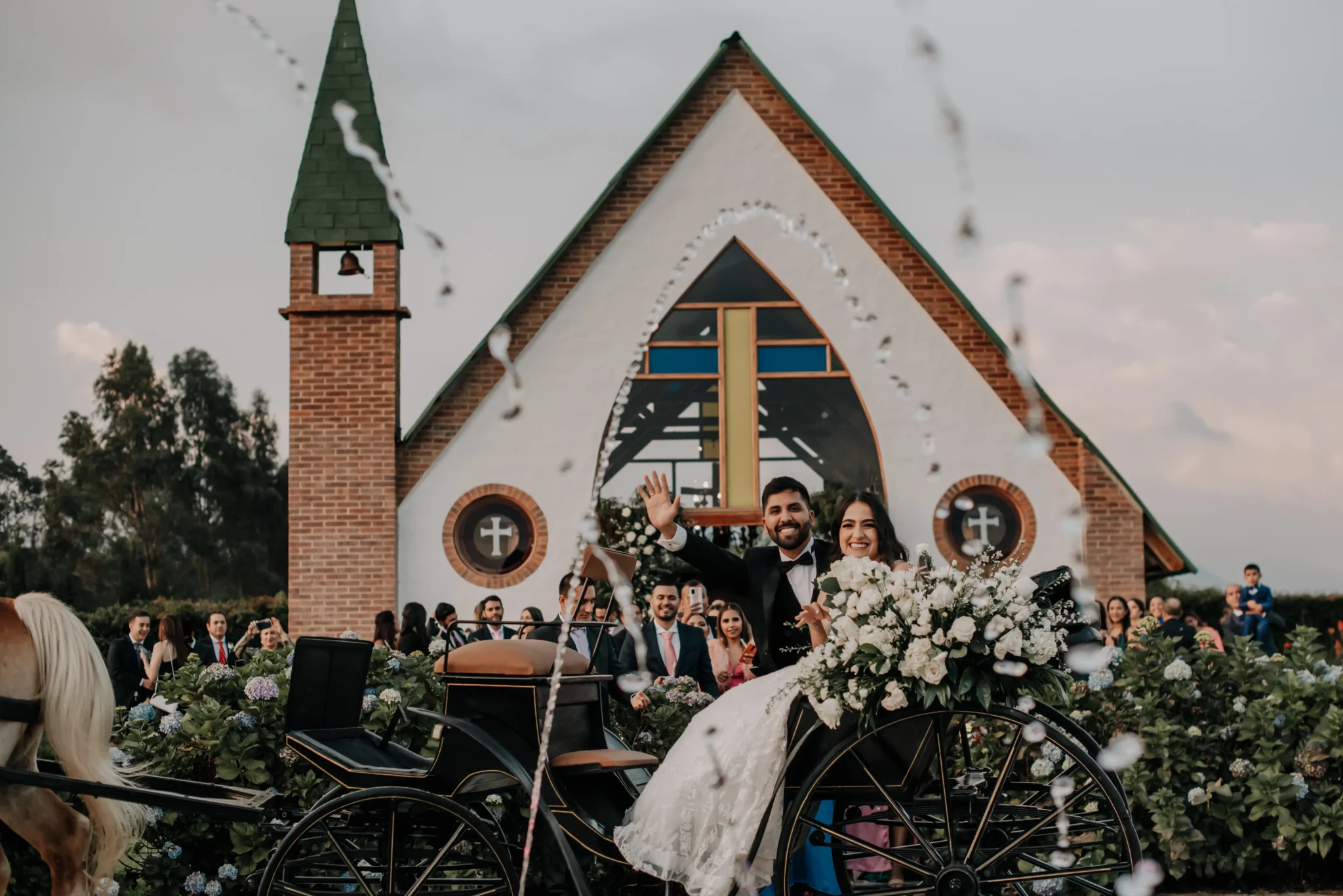 Pareja de recién casados felices montado en un carruaje campestre en una boda organizada por weddig planner en villa de leyva