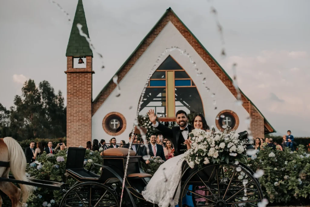 Salida de novios en coche decorado de capilla en lugar para bodas campestres.Salida de novios en coche decorado de capilla en lugar para bodas campestres.