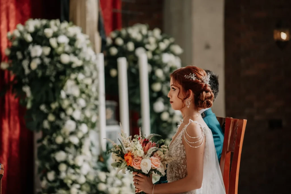 Camino al altar con espectacular decoración floral en una iglesia para una ceremonia de boda en bogotá