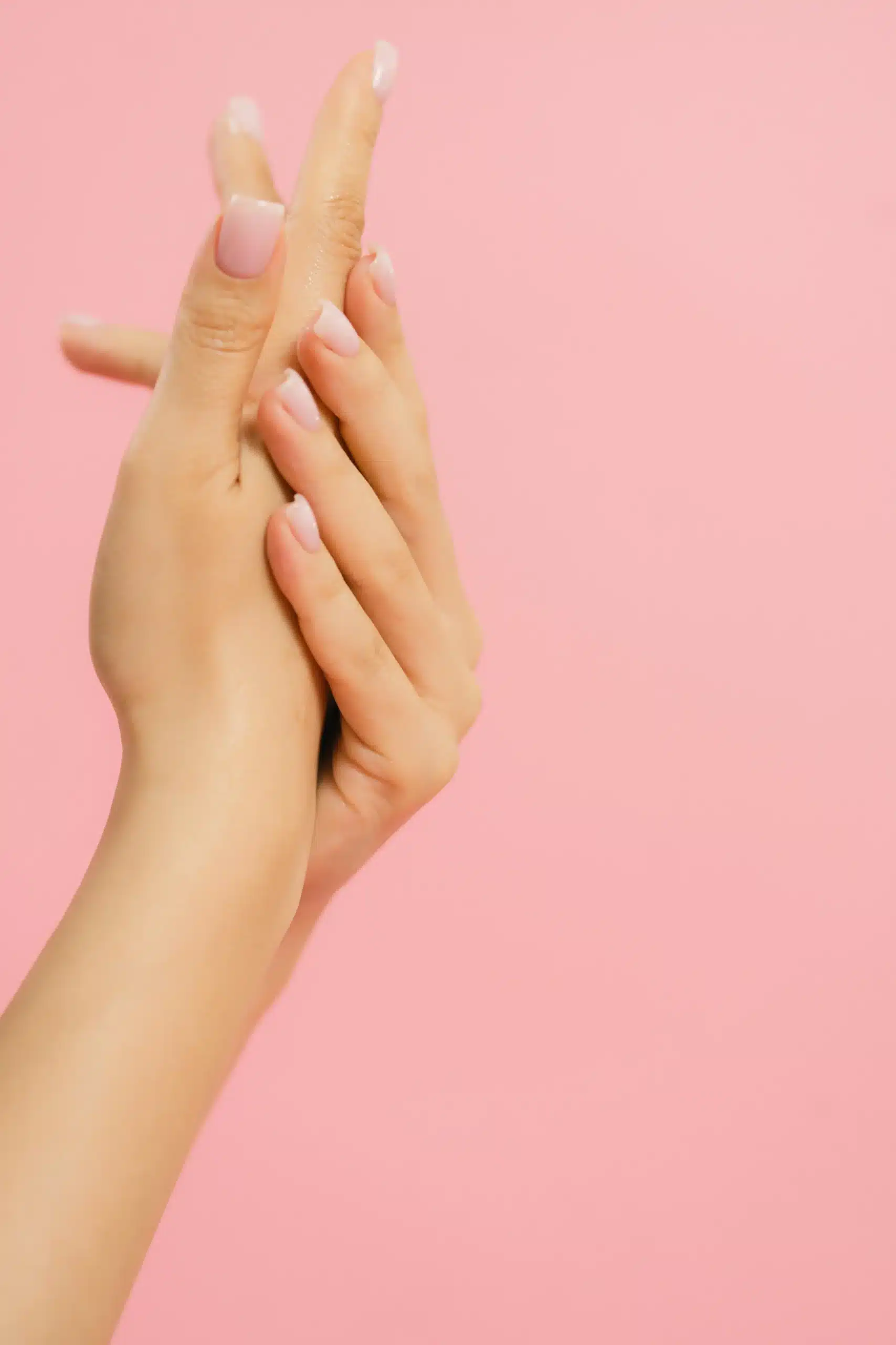 Uñas cortas y naturales sin esmalte, una opción minimalista para novias que buscan sencillez
