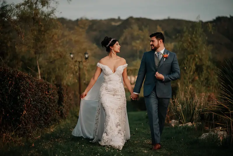 Pareja de recién casados caminando en paisaje del Eje Cafetero