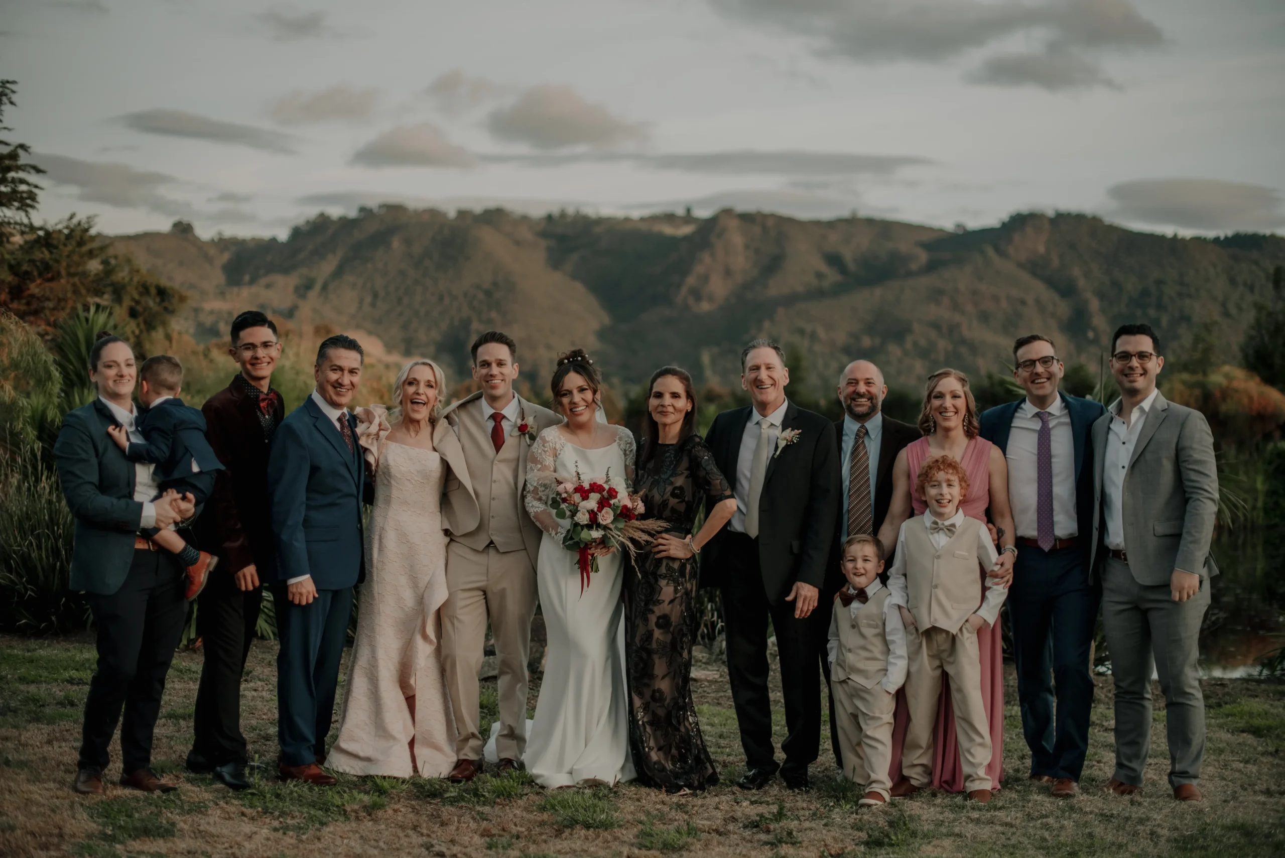 Foto grupal de boda en el Eje Cafetero, Colombia con montañas al fondo