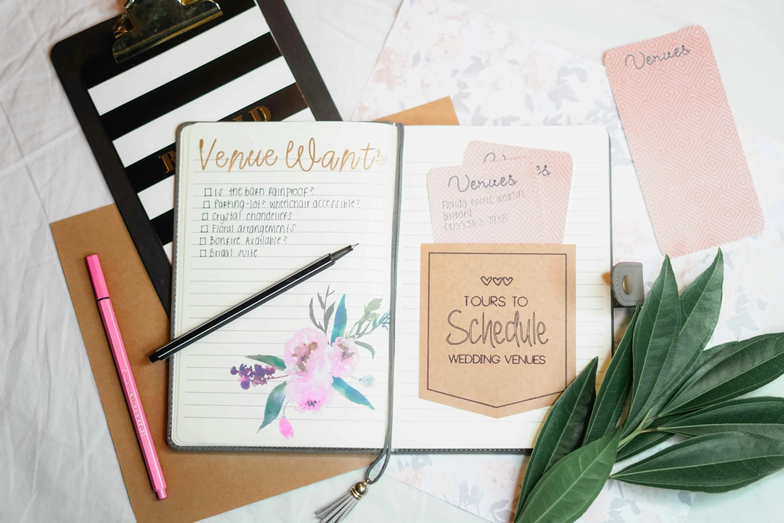 Agenda de planificación de boda colombiana abierta, detallando la organización y el protocolo del evento