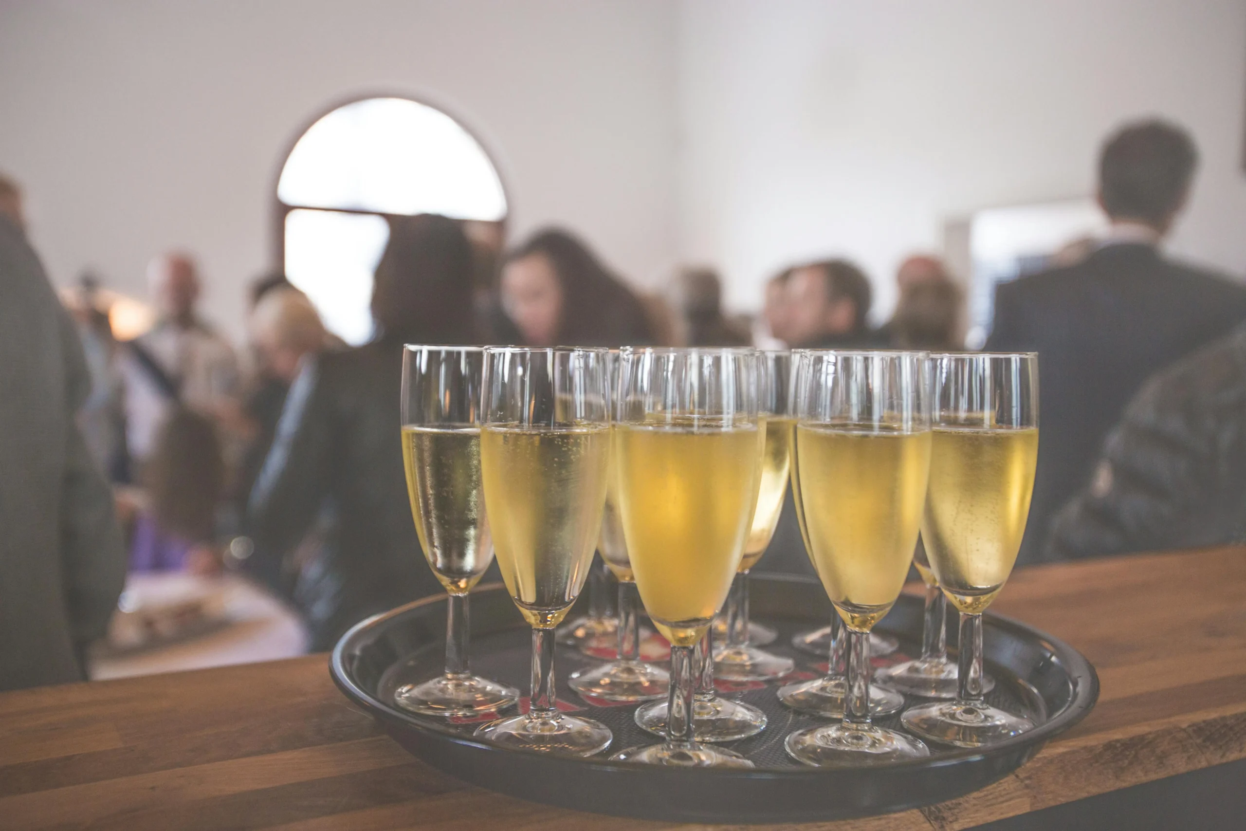Servicio de bebidas en evento todo incluido en Bogotá: copas de champán en bandeja para invitados